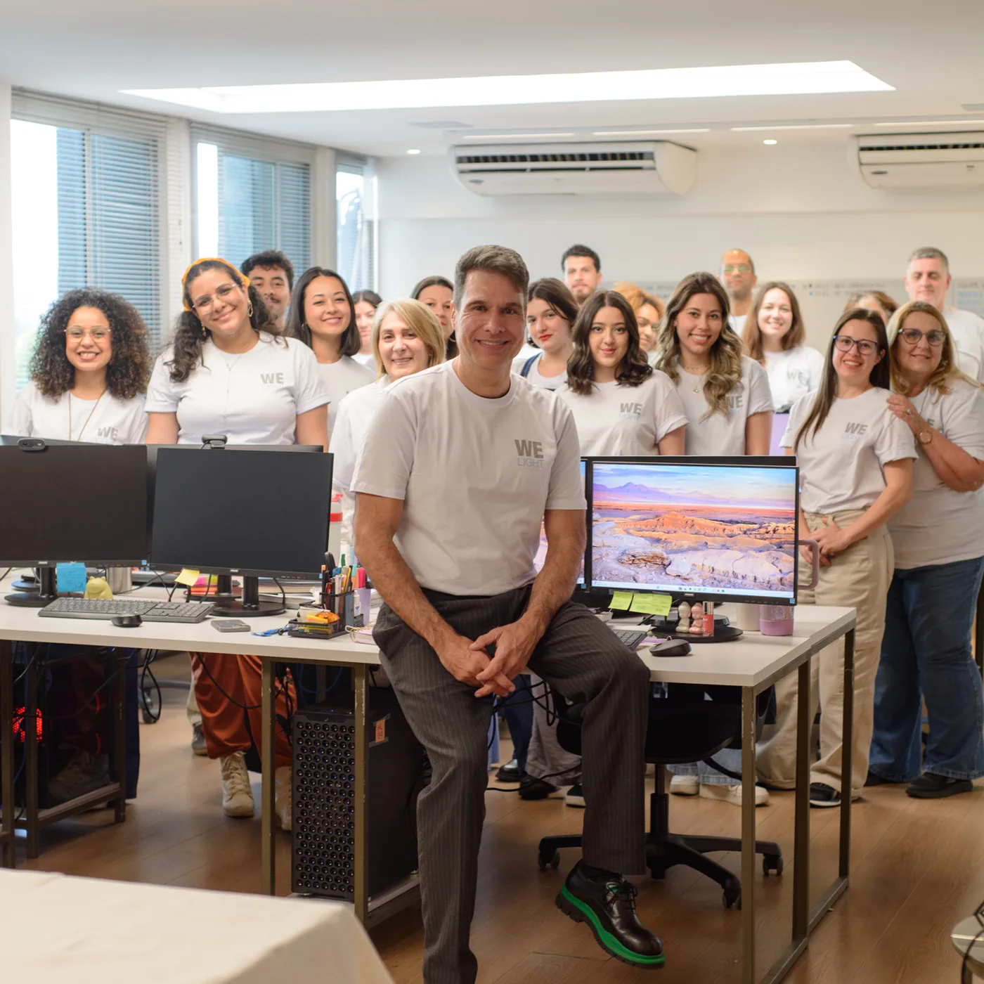 A equipe da WeLight reunida no estúdio, em São Paulo