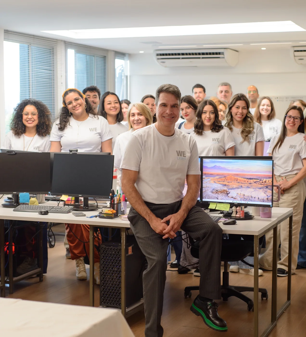 A equipe da WeLight reunida no estúdio, em São Paulo