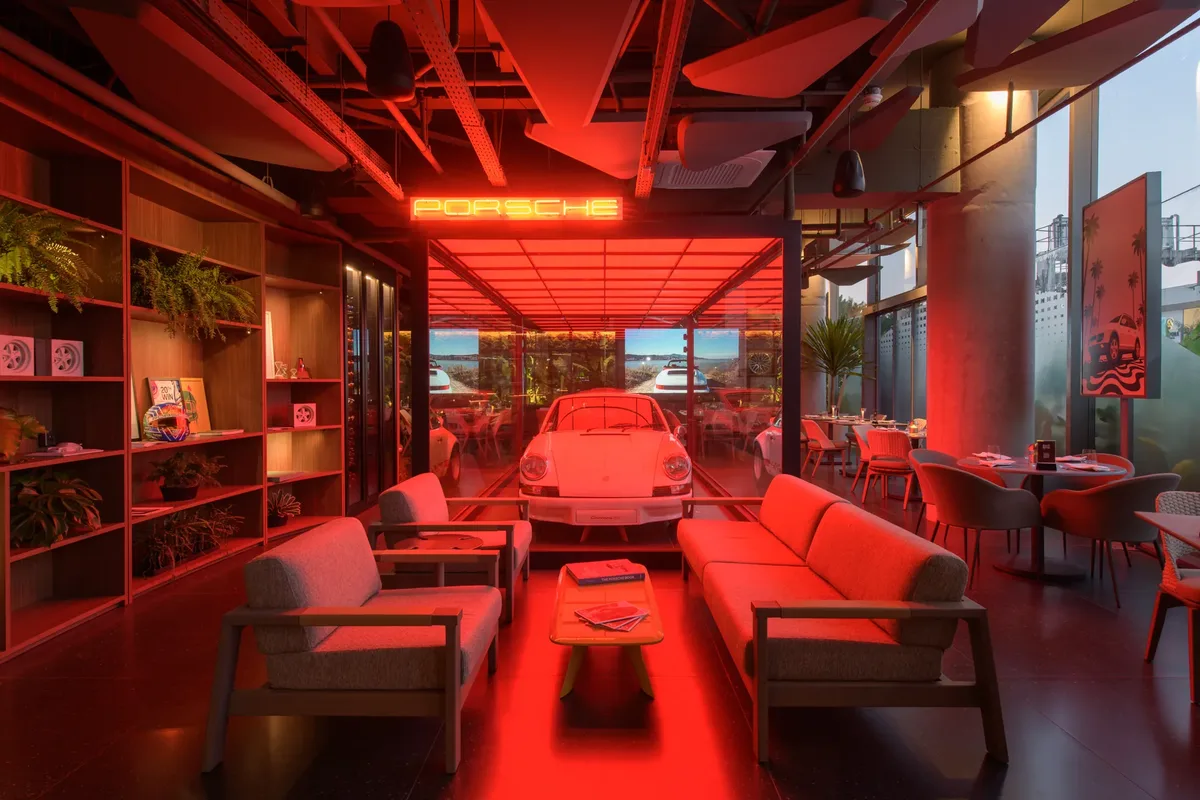 Tempo by Porsche, cena 2 de iluminação do mesmo salão